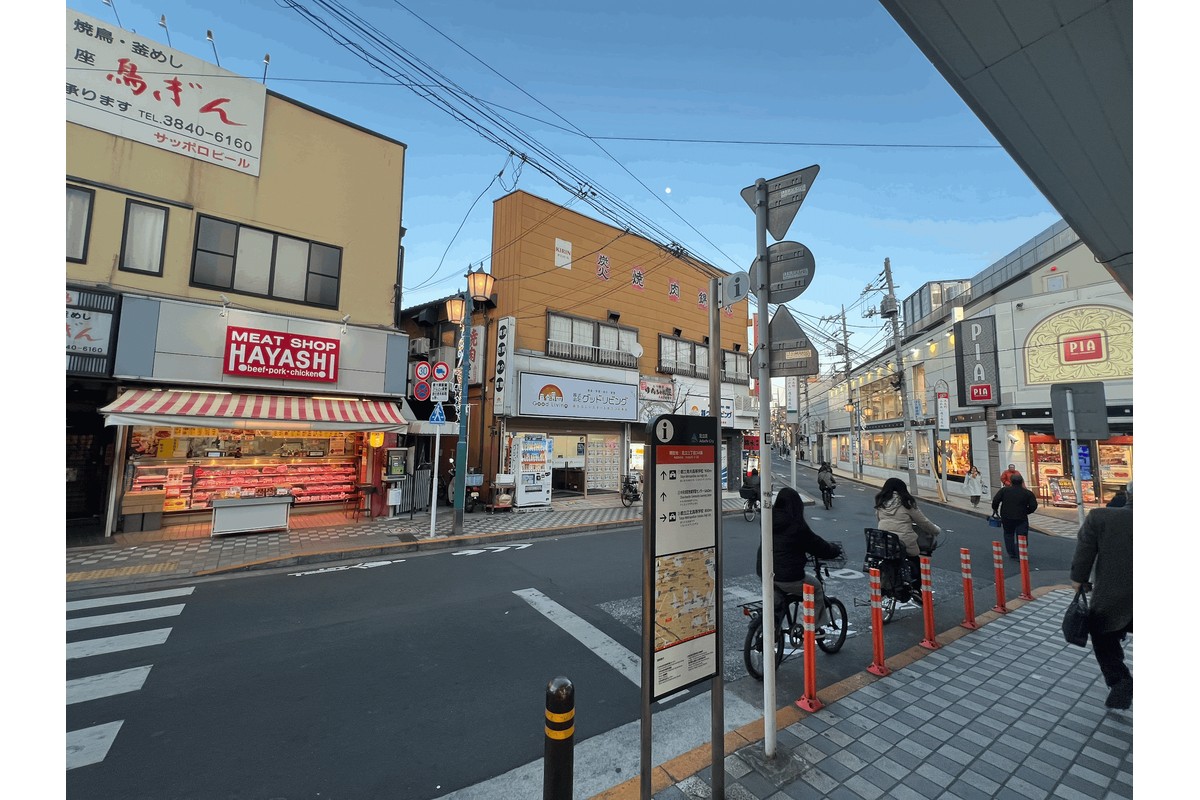 五反野駅を出て右折する交差点