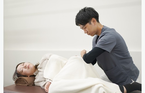 三郷中央で背中の張りにお悩みの方へ｜原因・内臓との見分け・解消ストレッチと整体の役割をCUREPROが解説【柔道整復師監修】