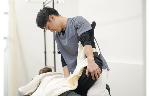三郷中央で腰椎すべり症にお悩みの方へ｜腰痛や足のしびれの原因・間欠性跛行や受診目安をCUREPROが解説【柔道整復師監修】