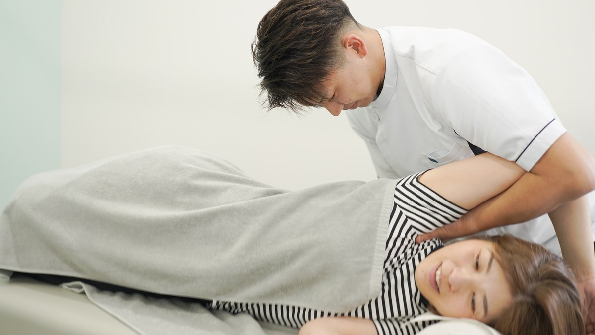 三郷中央のCUREPROで産後の腰痛に配慮しながら施術するイメージ
