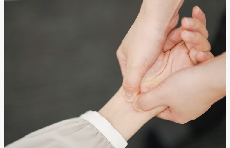 三郷中央でばね指にお悩みの方へ｜指の引っかかりや痛みの原因・腱鞘炎との違いと受診目安をCUREPROが解説【柔道整復師監修】