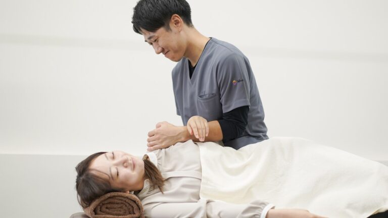 四十肩・五十肩の整体なら三郷のCUREPRO｜肩の痛み・上がらない方へ【柔道整復師監修】