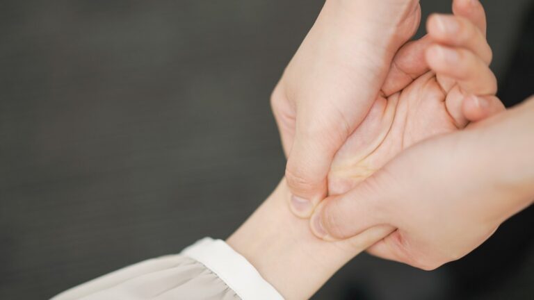 腱鞘炎の整体なら三郷のCUREPRO｜手首や指の痛み・腫れにお悩みの方へ寄り添う【柔道整復師監修】