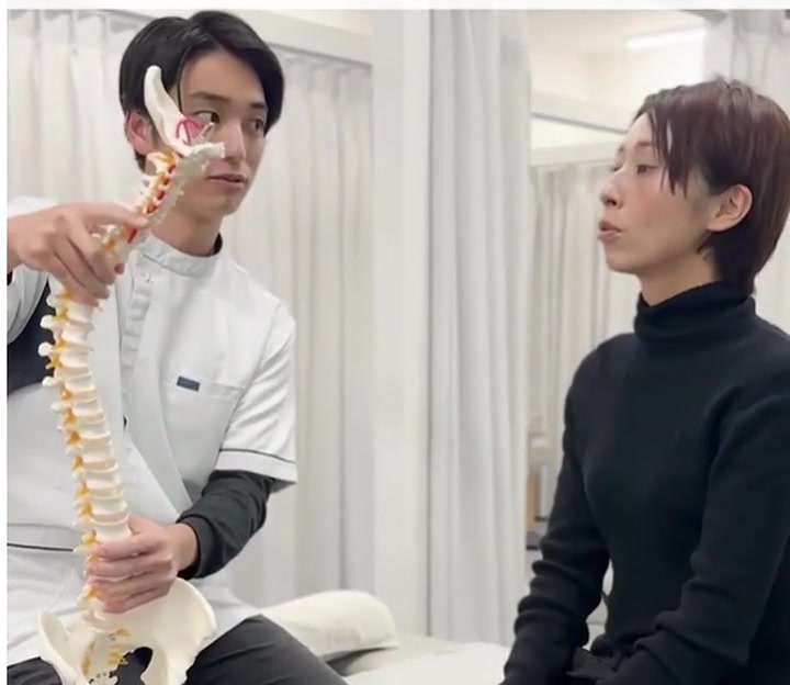 模型を使ってカウンセリングを行うCUREPROのスタッフ