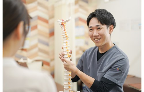 腰椎すべり症について丁寧にカウンセリングするイメージ