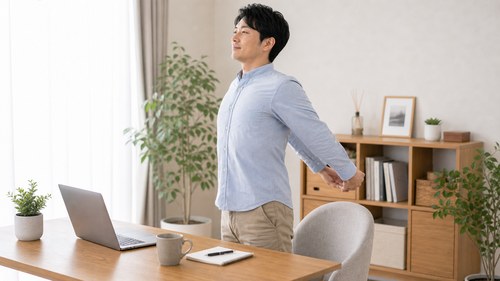 こまめに姿勢をリセットする男性
