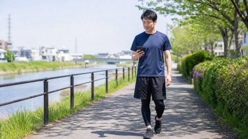 運動量を急に増やさず歩く男性