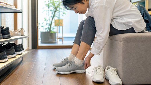 自分に合った靴を選ぶ男性