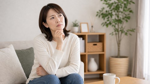 バキバキ鳴らす施術への不安を考える女性