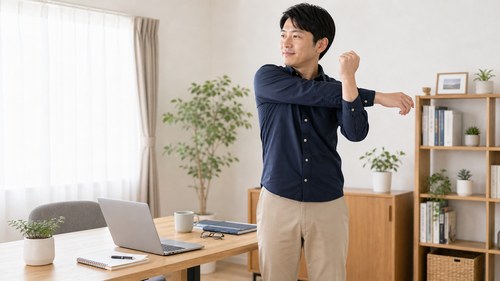 同じ姿勢を続けず肩を軽く動かす様子