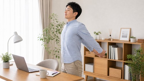 姿勢をリセットする男性