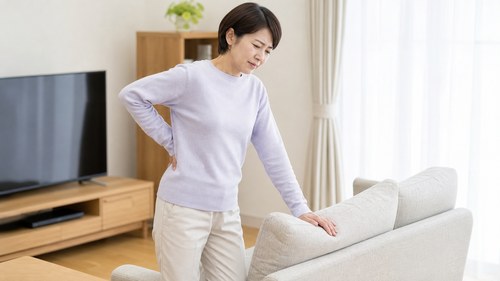 流山でぎっくり腰になり腰を支える女性