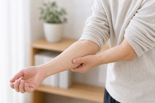 ゴルフ肘で痛みが出やすい肘の内側を示す様子