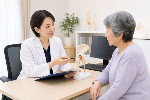 股関節の痛みの受診すべきサインを医師に相談する女性