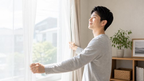 朝に光を浴びる男性