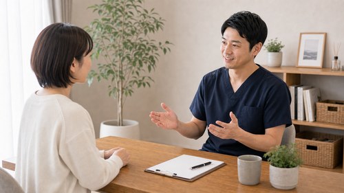 自律神経失調症に向き合うため相談する女性