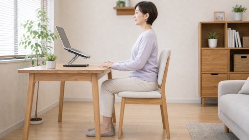 O脚のため座り方を見直す女性