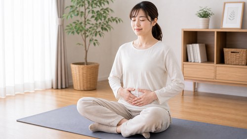 深い呼吸でお腹と骨盤底を意識する産後の女性