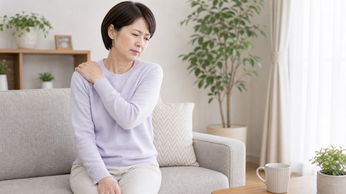 流山で四十肩と五十肩に悩み肩を支える女性