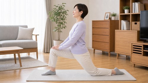 股関節前ともも前を無理なく伸ばす女性