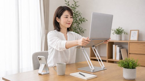 パソコンの目線を上げる女性