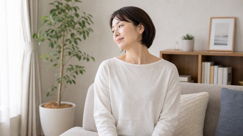 首をやさしく動かす女性