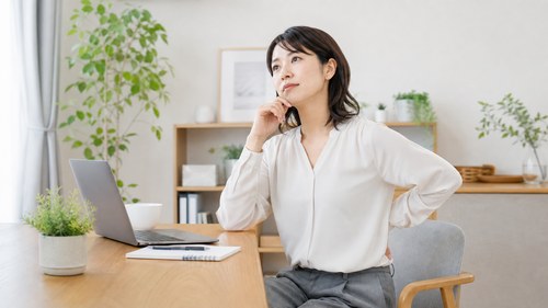 流山で腰痛に整体を取り入れる前に考える女性