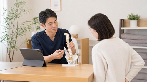 腰痛の原因について相談する様子