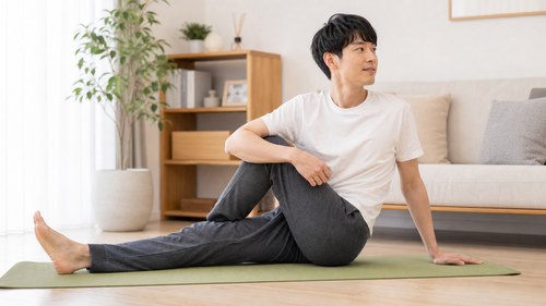 腰まわりをやさしく動かす男性