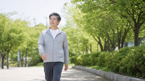 無理のない範囲で歩く男性