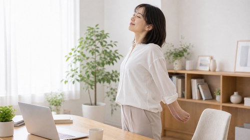 こまめに姿勢をリセットする女性