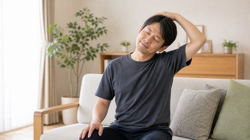首と肩をやさしく動かす男性