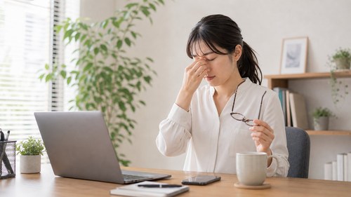 眼精疲労で目の奥の重さや首肩の負担を感じるイメージ