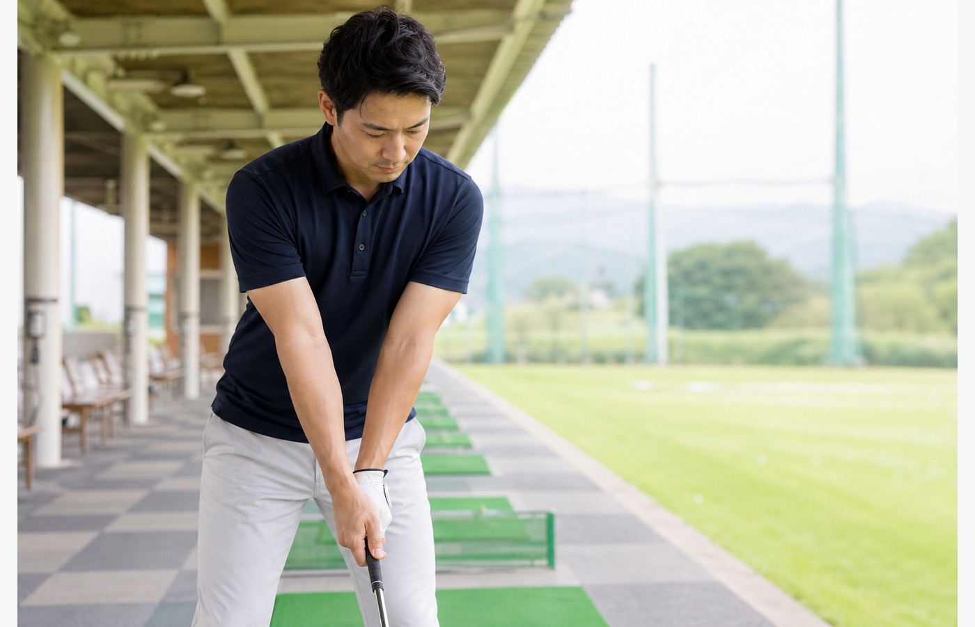 握り方や日常動作が肘に負担をかけることを説明するイメージ