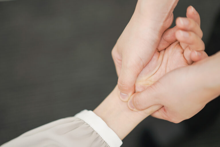 足立区六町のゴルフ肘｜肘の内側の痛みと対処をCUREPROが解説【柔道整復師監修】