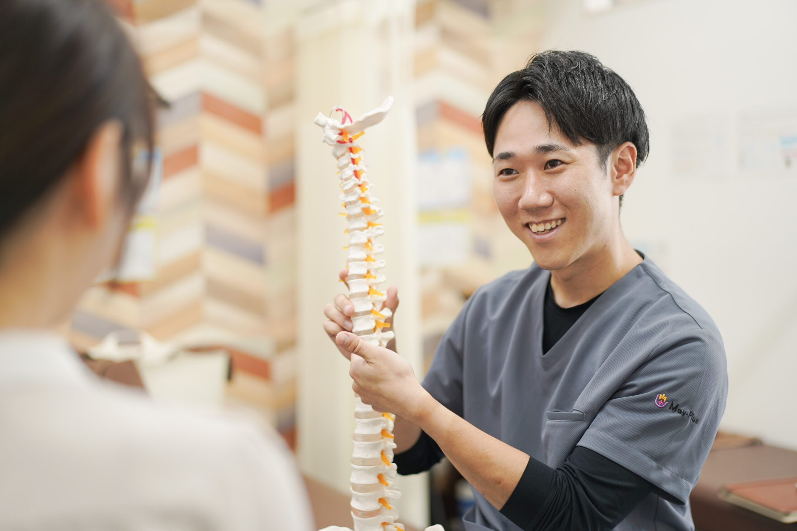 CUREPRO六町店で手首や腕の状態を確認する施術イメージ