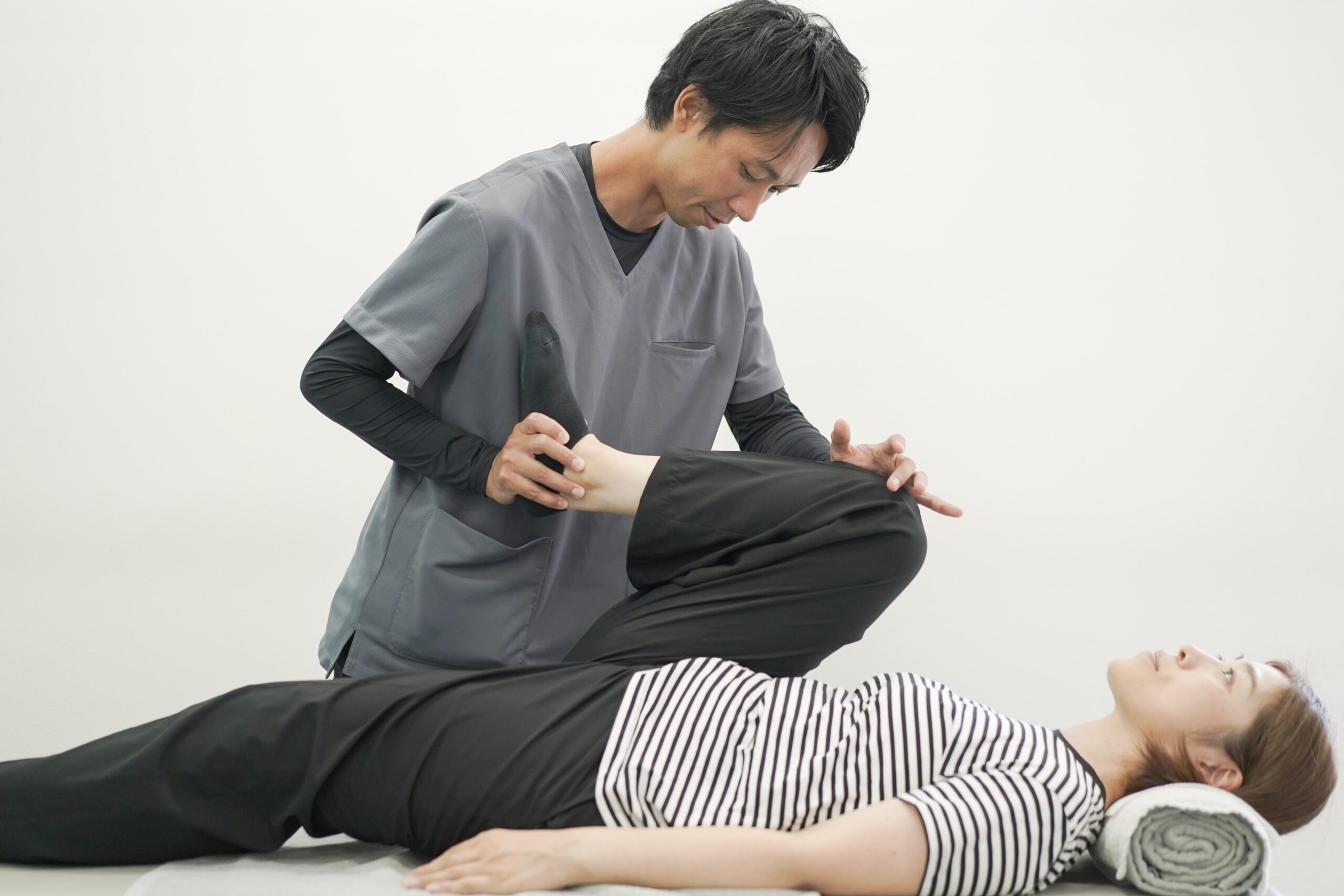 CUREPRO六町店で腰と骨盤の状態を確認する施術イメージ