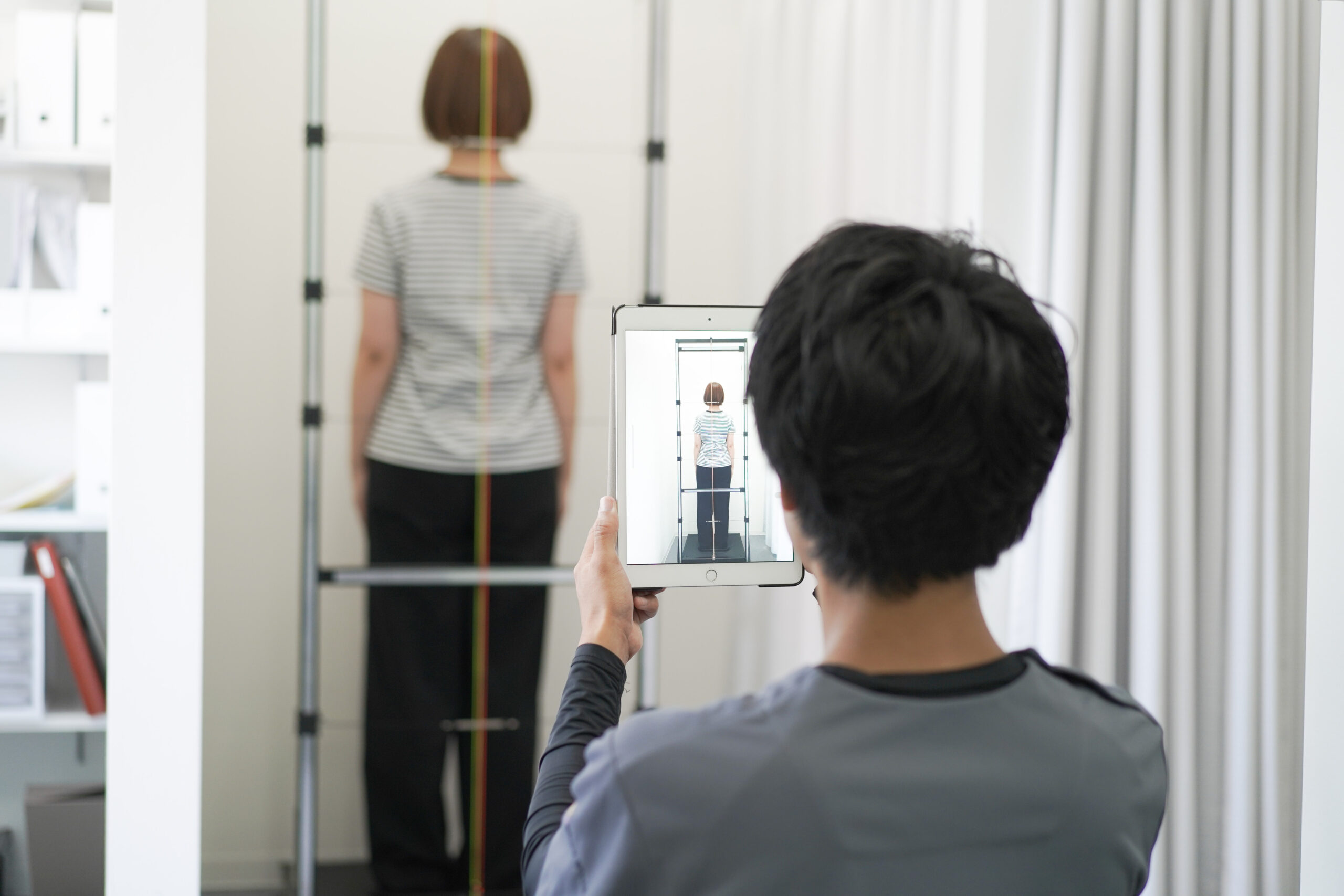 姿勢と肩の位置を確認する施術イメージ