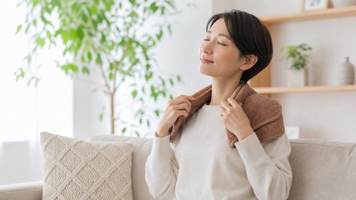 首肩の負担を和らげるセルフケアイメージ