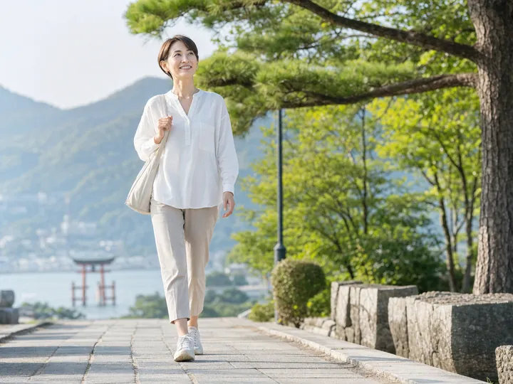 旅行先で散策を楽しむ女性