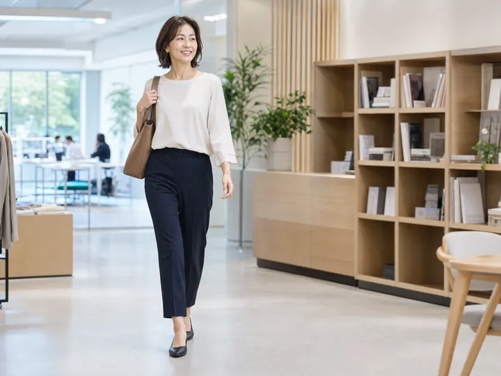 仕事中に軽やかに歩く女性