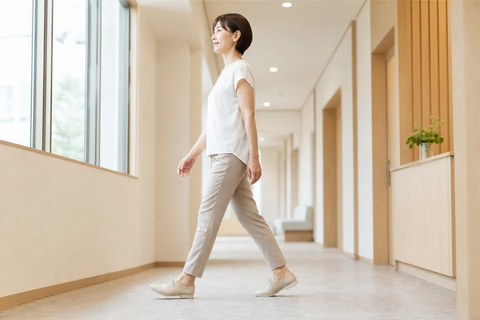 立ち方と歩き方を確認する女性