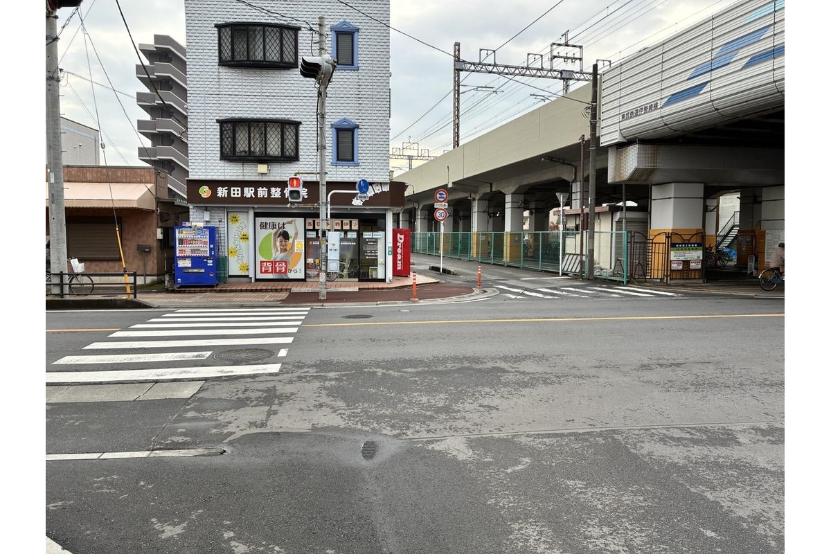 信号を渡って右折する道順