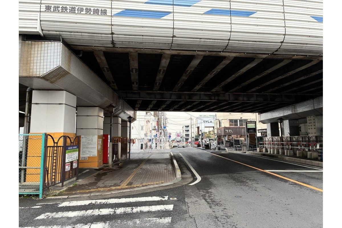 高架下をくぐって直進する道順