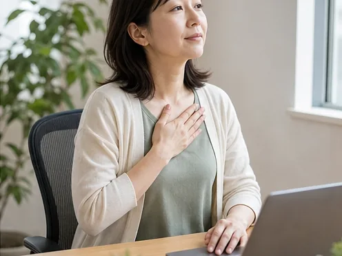 仕事中の動悸感を我慢する女性