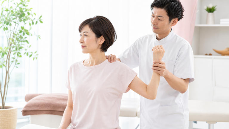 草加で五十肩にお悩みの方へ｜時期に応じた対処とセルフケアをCUREPROが解説【柔道整復師監修】