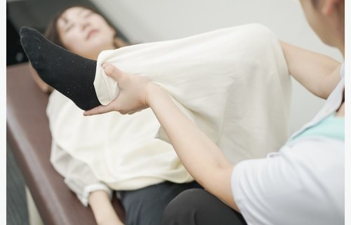 内反小趾の仕組みと足の横アーチの崩れを確認するイメージ