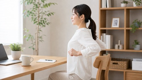 肩甲骨や背中をやさしくゆるめるセルフケアイメージ