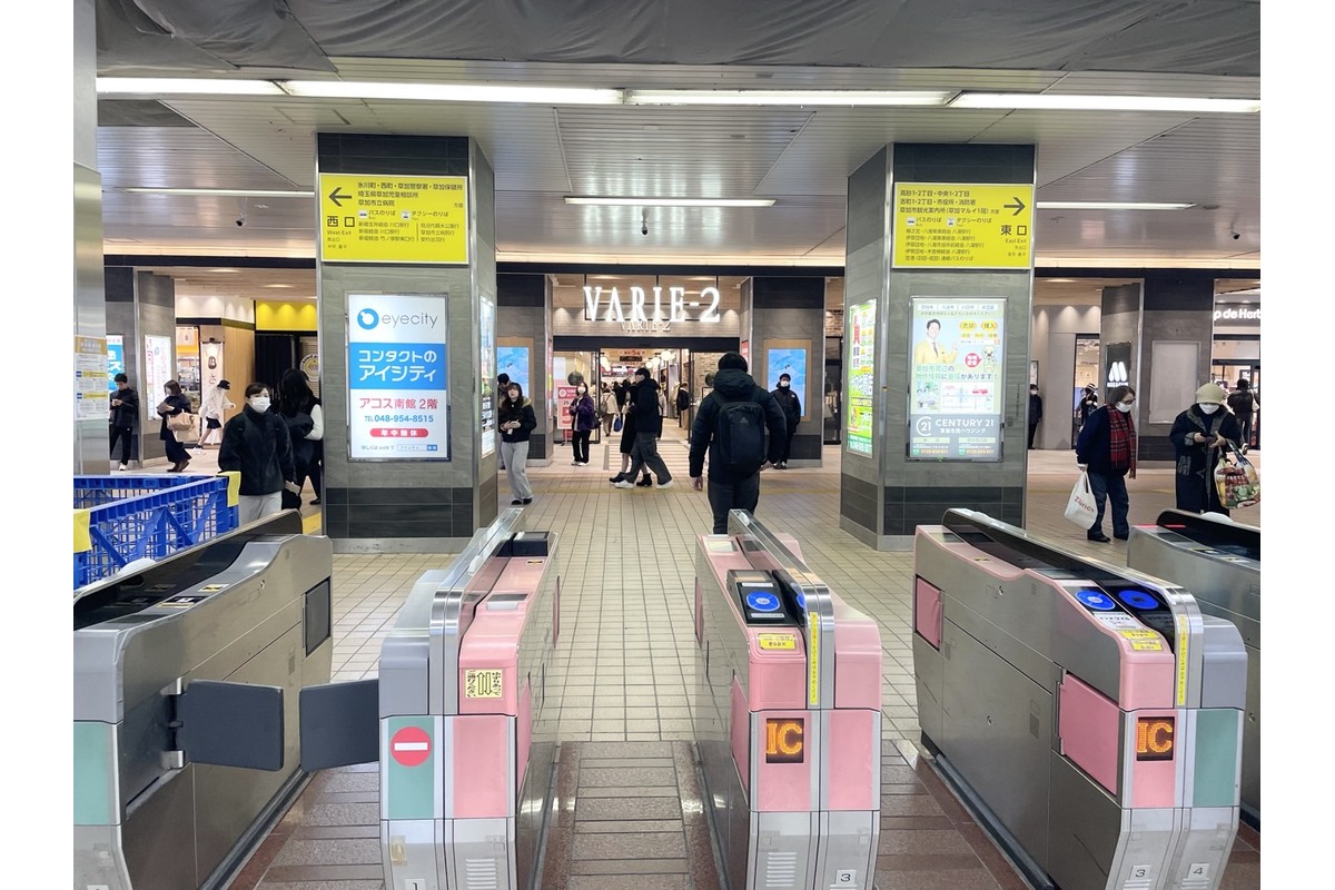 草加駅の改札