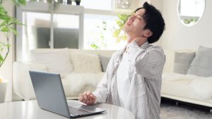 三郷で首の痛みで寝不足気味の男性